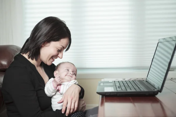 Baby mor dator — Stockfoto