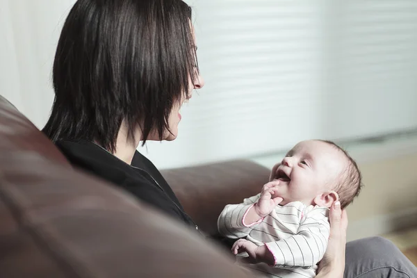 Mamma baby vardagsrum — Stockfoto