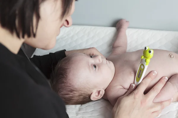 Mamma baby termometer — Stockfoto