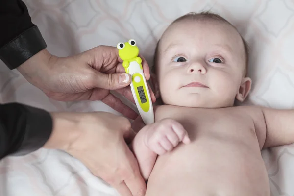 Mamma baby termometer — Stockfoto