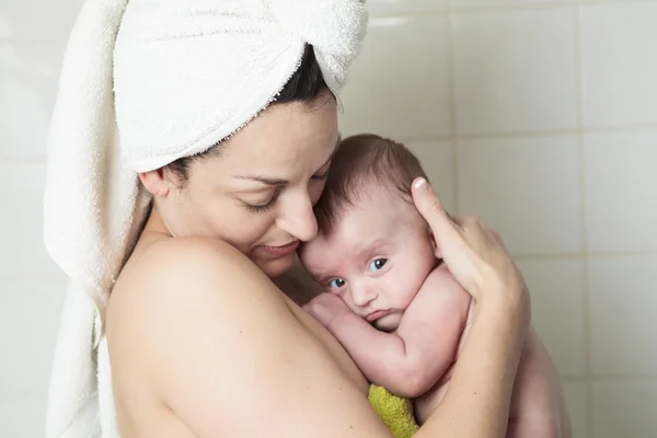 Ung mamma och barn — Stockfoto