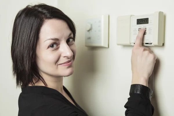 Thermostat Frau eingestellt — Stockfoto