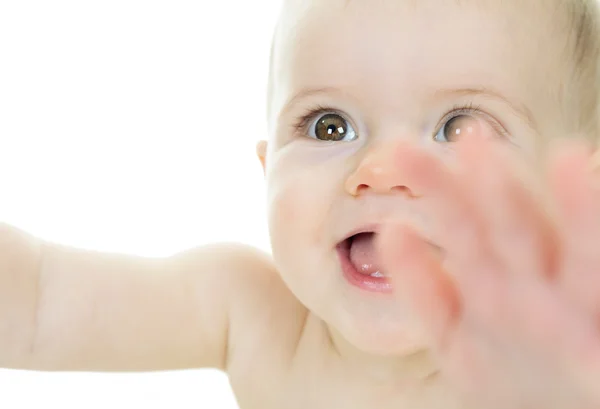 Söt liten pojke sitter på studio vit bakgrund — Stockfoto