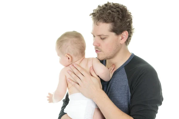 Ευτυχής πατέρας, κρατώντας το μωρό αγόρι στα χέρια του να απομονωθεί σε λευκό — Φωτογραφία Αρχείου