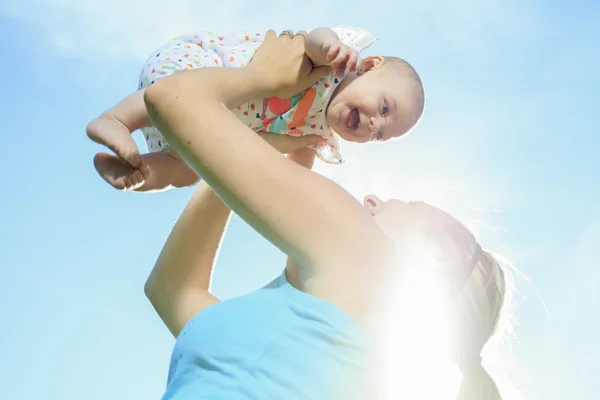 Uma mãe treinando com bebê em um dia de verão — Fotografia de Stock