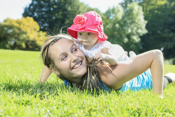 Une mère s'entraîne avec bébé un jour d'été — Photo