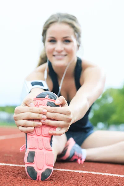 Eine Läuferin joggt auf einem Feld im Freien — Stockfoto