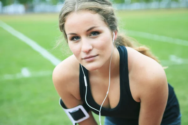 フィールド屋外ショットでジョギング ランナー女性 — ストック写真