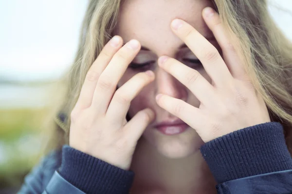 Mode kvinna utomhus med läder kappa — Stockfoto