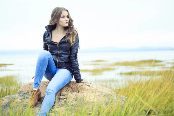 Une femme de mode en plein air avec manteau en cuir — Photo