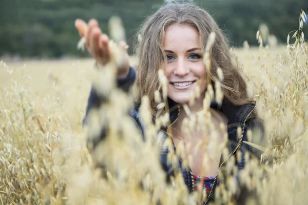 Una bella giovane donna ritratto in campo fieno . — Foto Stock