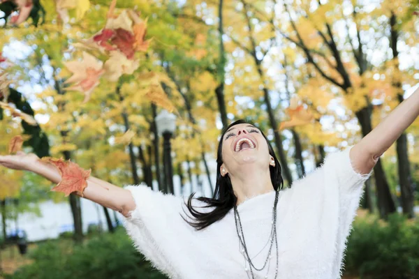 Una hermosa mujer de otoño pasando un buen rato . —  Fotos de Stock