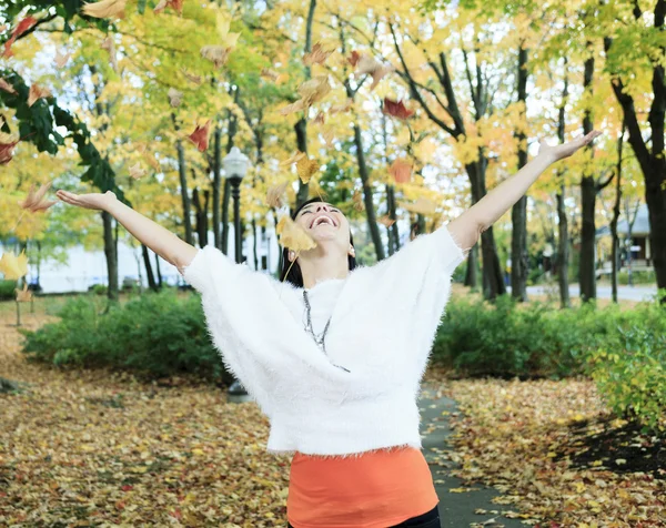 Una hermosa mujer de otoño pasando un buen rato . —  Fotos de Stock