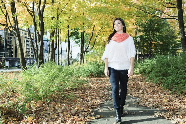 Una hermosa mujer de otoño pasando un buen rato . —  Fotos de Stock