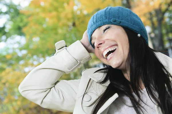 Una hermosa mujer de otoño pasando un buen rato . —  Fotos de Stock