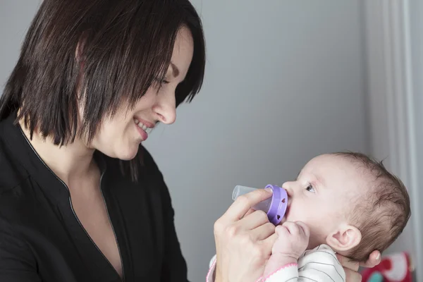 Mor utfodring baby pojke — Stockfoto