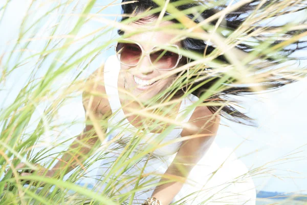 Žena s brýlemi a trávy — Stock fotografie
