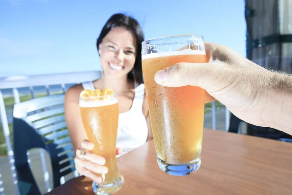 A yoman drinking a beer with is friend — Stock Photo, Image