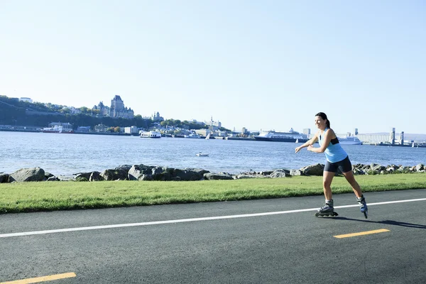 Una mujer con patines en verano —  Fotos de Stock