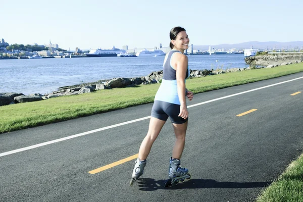 A woman with is rollerblade in summer time — Stock Photo, Image
