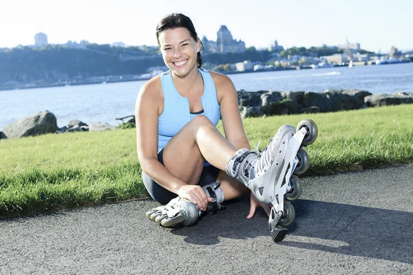 Uma mulher com é rollerblade na hora de verão — Fotografia de Stock