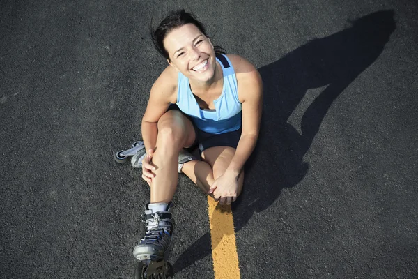 Kobieta z jest rollerblade w okresie letnim — Zdjęcie stockowe