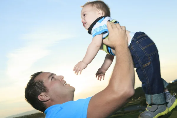 Un padre con è figlio al tramonto — Foto Stock