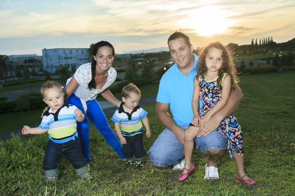 Een familie op de zonsondergang van leven — Stockfoto