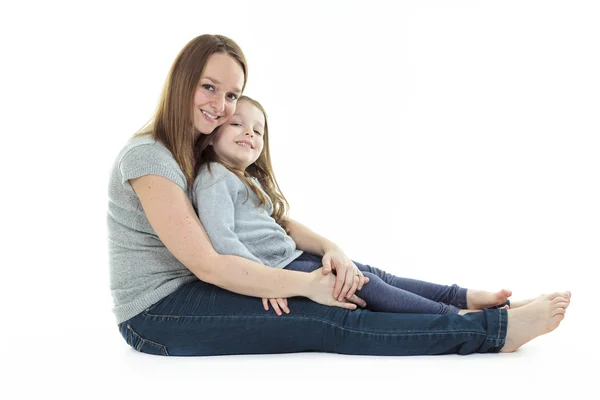 Gelukkig mooie jonge moeder met haar vrolijke dochtertje - geïsoleerd op wit — Stockfoto