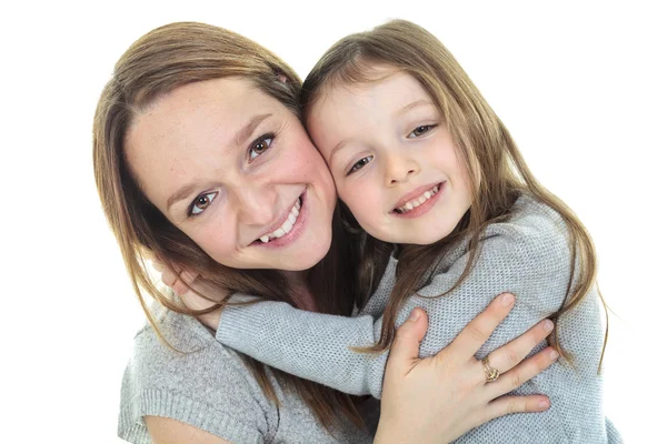 Mãe jovem bonita feliz com sua filha pouco alegre - isolado em branco — Fotografia de Stock