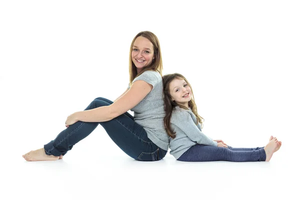 Gelukkig mooie jonge moeder met haar vrolijke dochtertje - geïsoleerd op wit — Stockfoto