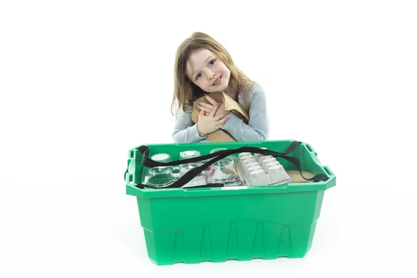 Jovem menina feliz segurando lixeira reciclagem . — Fotografia de Stock