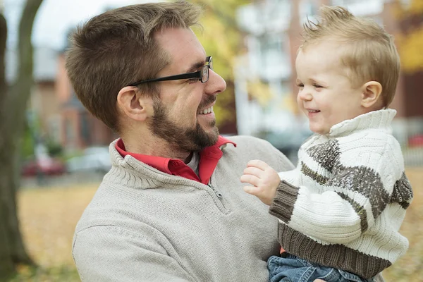 Padre e figlio giocano in un bellissimo parco autunnale — Foto Stock