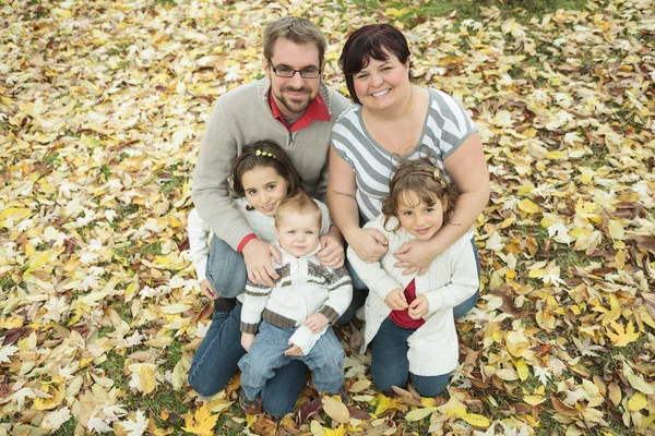 幸福的家庭，在秋天的公园 — 图库照片