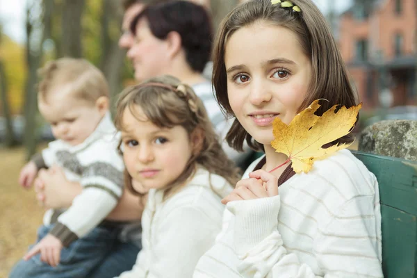 Glückliche Familie im Herbstpark — Stockfoto