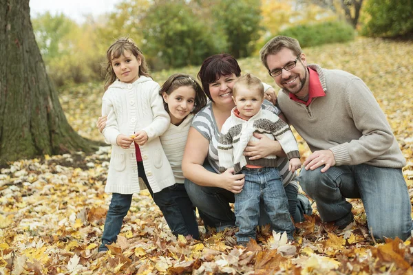 Bonne famille dans le parc d'automne — Photo