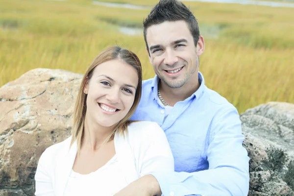 Jovem casal feliz na temporada de verão — Fotografia de Stock