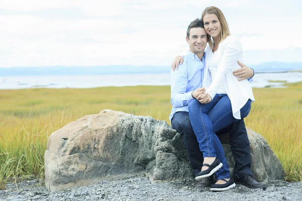 Boldog, fiatal pár, a nyári szezonban — Stock Fotó