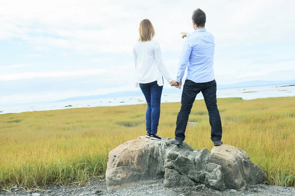 Junges glückliches Paar auf Sommersaison — Stockfoto