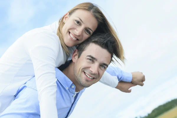 Jonge gelukkig paar op zomerseizoen — Stockfoto