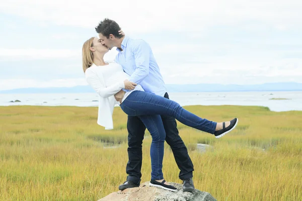 Jovem casal feliz na temporada de verão — Fotografia de Stock