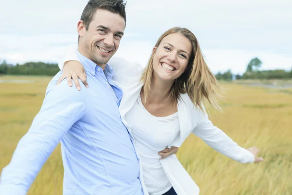 Jonge gelukkig paar op zomerseizoen — Stockfoto