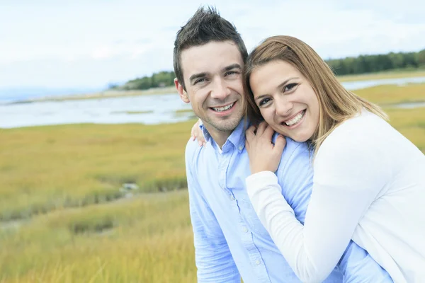 Молодая счастливая пара в летний сезон — стоковое фото