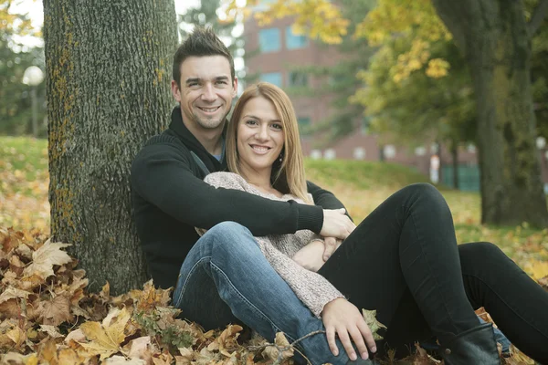 Una joven pareja feliz en temporada de otoño — Foto de Stock