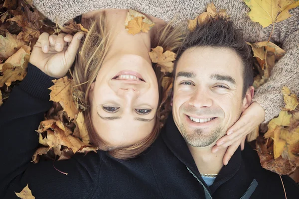 秋の幸せカップル — ストック写真