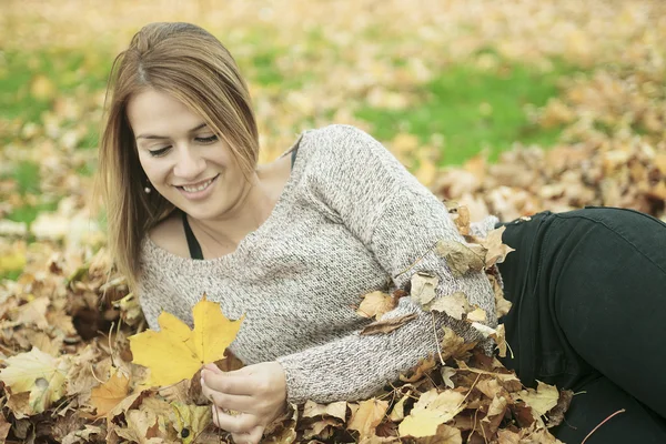 Młoda kobieta w pięknym parku jesień, jesień koncepcja — Zdjęcie stockowe