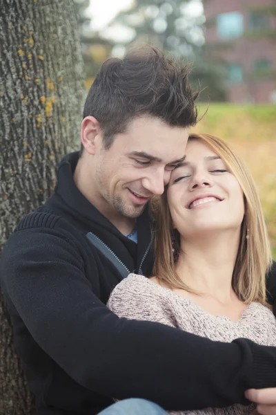 Um jovem casal feliz na temporada de outono — Fotografia de Stock