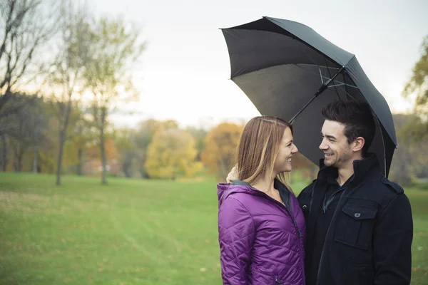 Una giovane coppia felice nella stagione autunnale — Foto Stock