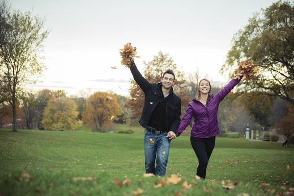 Um jovem casal feliz na temporada de outono — Fotografia de Stock