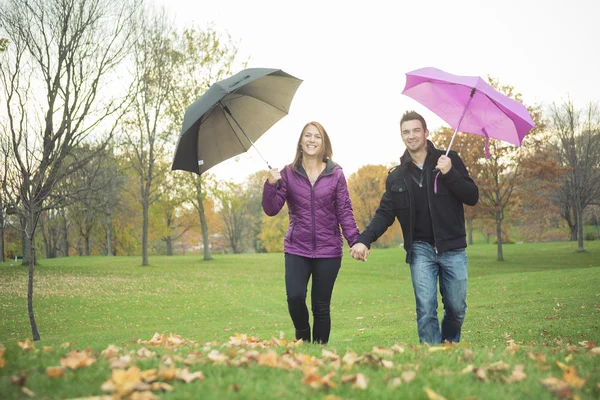 Una giovane coppia felice nella stagione autunnale — Foto Stock